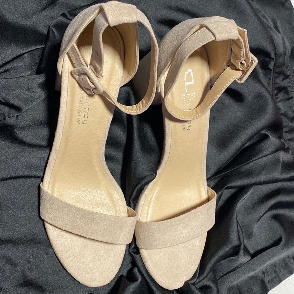 CL by Laundry heeledSandals. Nude Size 7 1/2
L